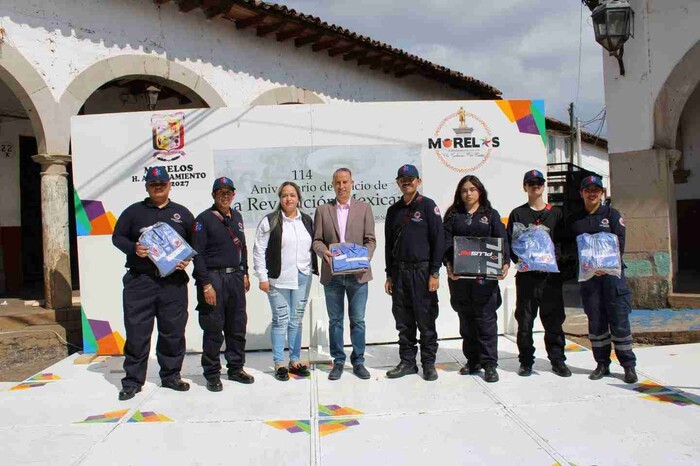 Entrega Conejo Alejos uniformes a Protección Civil Municipal en el 114 Aniversario de la Revolución Mexicana