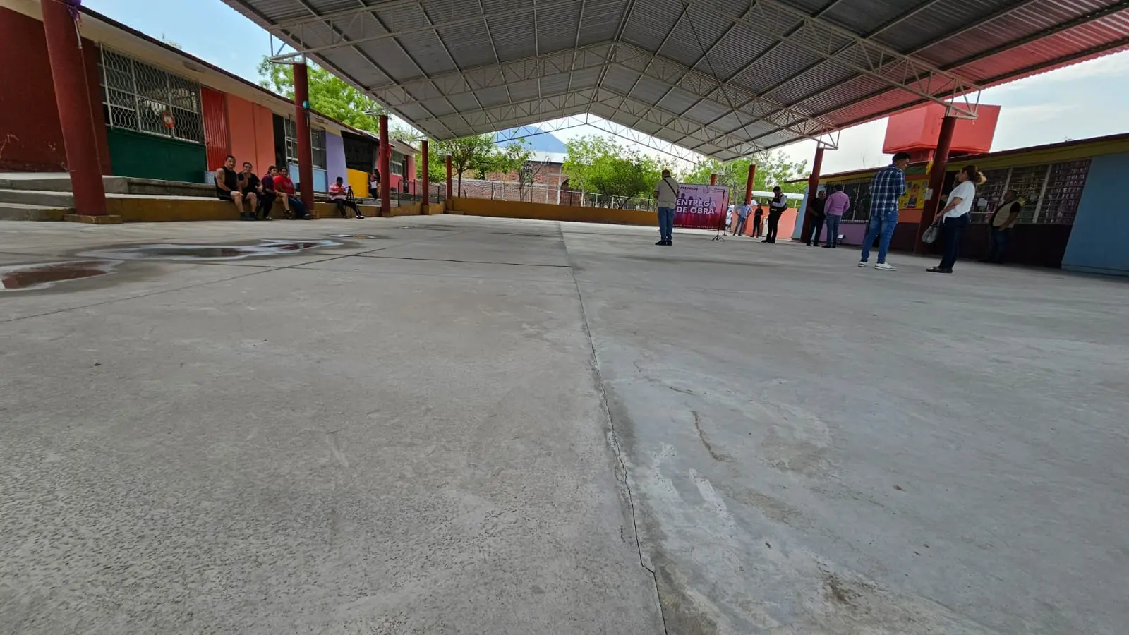 ENTREGA DE FIRMES EN ESCUELAS DE APATZINGÁN