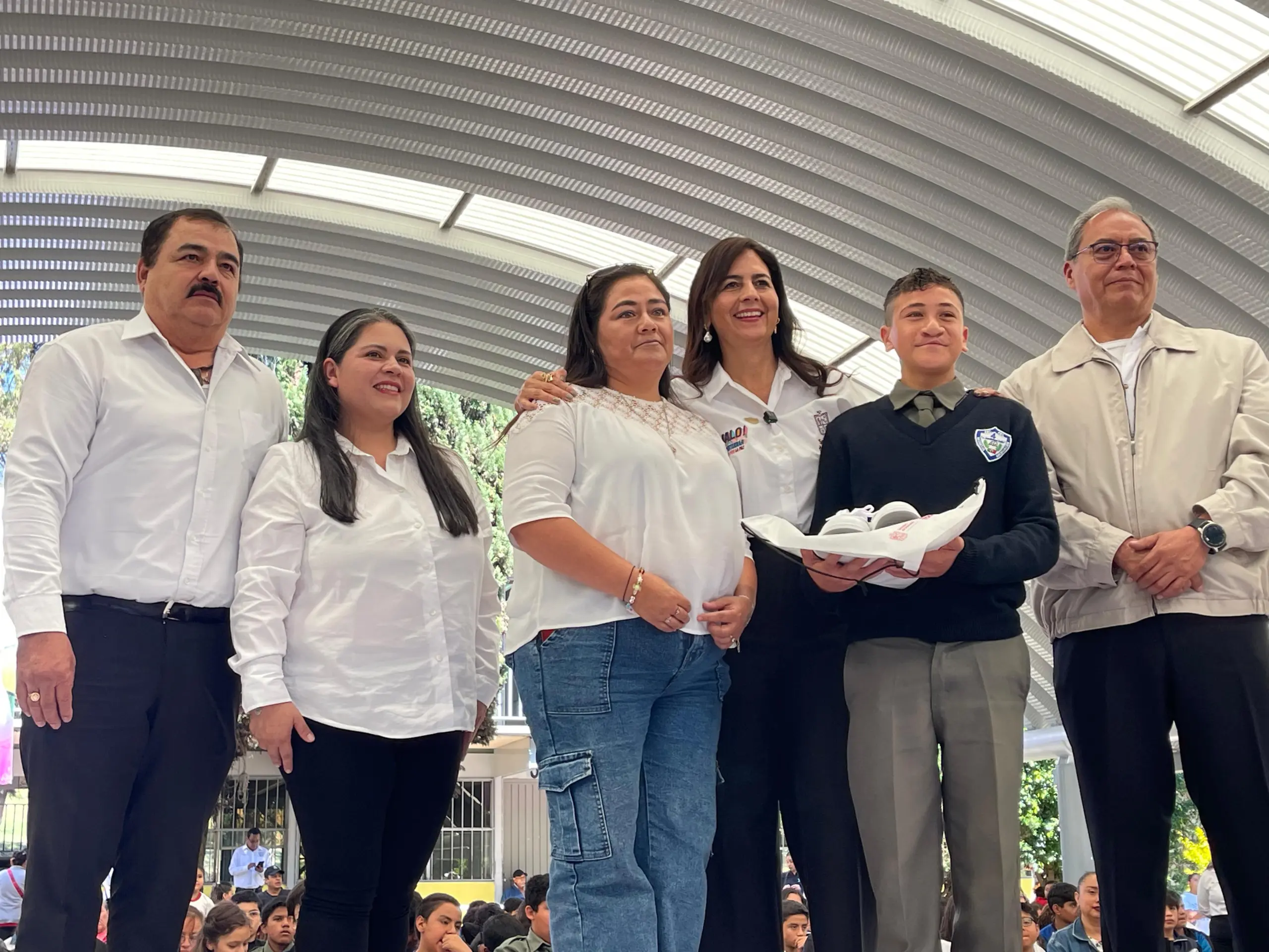 Entrega Gabriela Molina tenis escolares en secundaria federal no.4