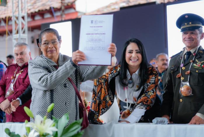 Entrega Gladyz Butanda 79 escrituras para vivienda en Huiramba