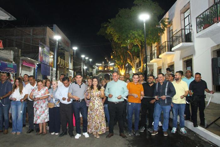 Entrega Pablo Varona la remodelación de una de las calles principales de Huetamo