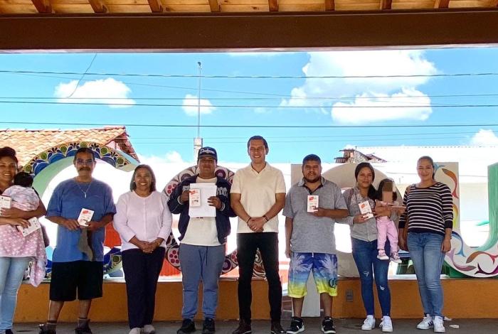 Entrega Sefeco aparatos de cobro a artesanos de Capula