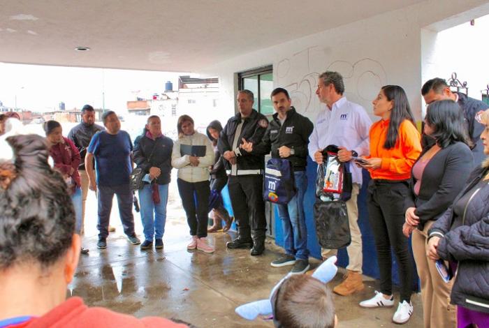 Entrega Yankel Benítez Mochilas de Emergencia a vecinos de Tres Puentes y Primo Tapia en Morelia