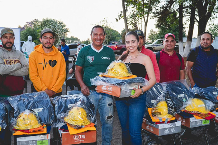 Entrega Yohana Mendoza equipo de apoyo para combatir incendios forestales en Ario