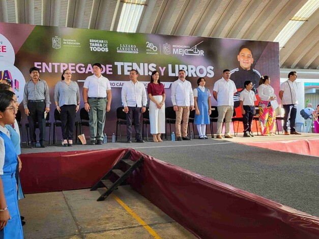 Entregan 10 mil Pares de Tenis y Libros del Programa Jalo a alumnos de Lázaro Cárdenas