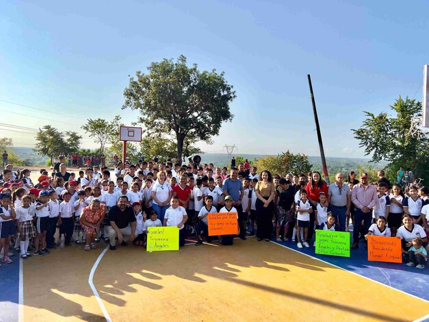 Entregan Cancha de Usos Múltiples en Flores Celestes