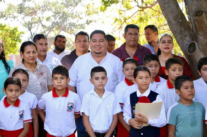 Entregan Cancha de Usos Múltiples en Caleta de Campos.