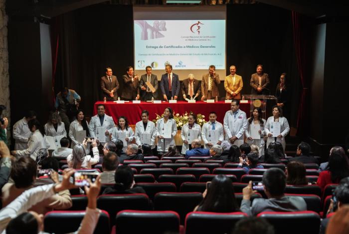 Entregan certificaciones y recertificaciones a médicos generales en Michoacán
