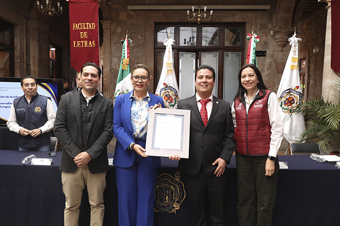 Entregan constancia de reacreditación de la Licenciatura en Lengua y Literaturas Hispánicas