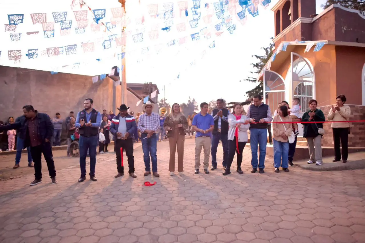 Entregan la calle Eréndira en Zirahuén: un compromiso cumplido por la presidenta Dayana Pérez Mendoza