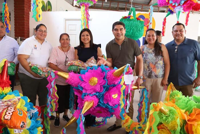 Entregan Pablo Varona y DIF de Huetamo 150 piñatas para festejar el Día del Niño