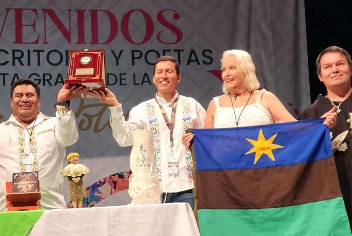 Entregan premio Águila de Oro, al poeta Jesús Molina