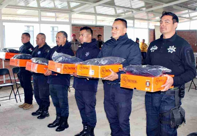 Entregan uniformes a elementos de Seguridad Pública Municipal de Morelos