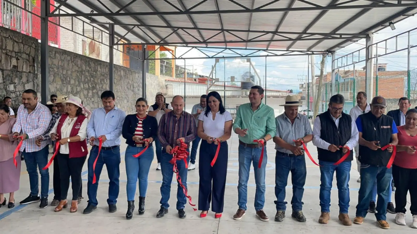 Eric Gaona inaugura unidad deportiva y da banderazo a obra vial en Jamaica