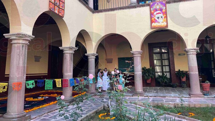 Escuelas de Morelia se preparan para Día de Muertos con instalación de altares y tapetes