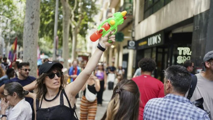 Españoles mojan a turistas a manera de protesta por turismo masivo