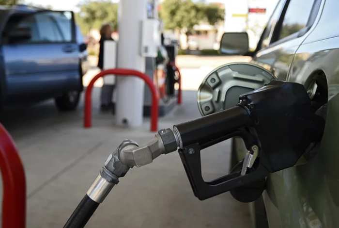 Estados demandan a Trump por normas de combustible en EEUU