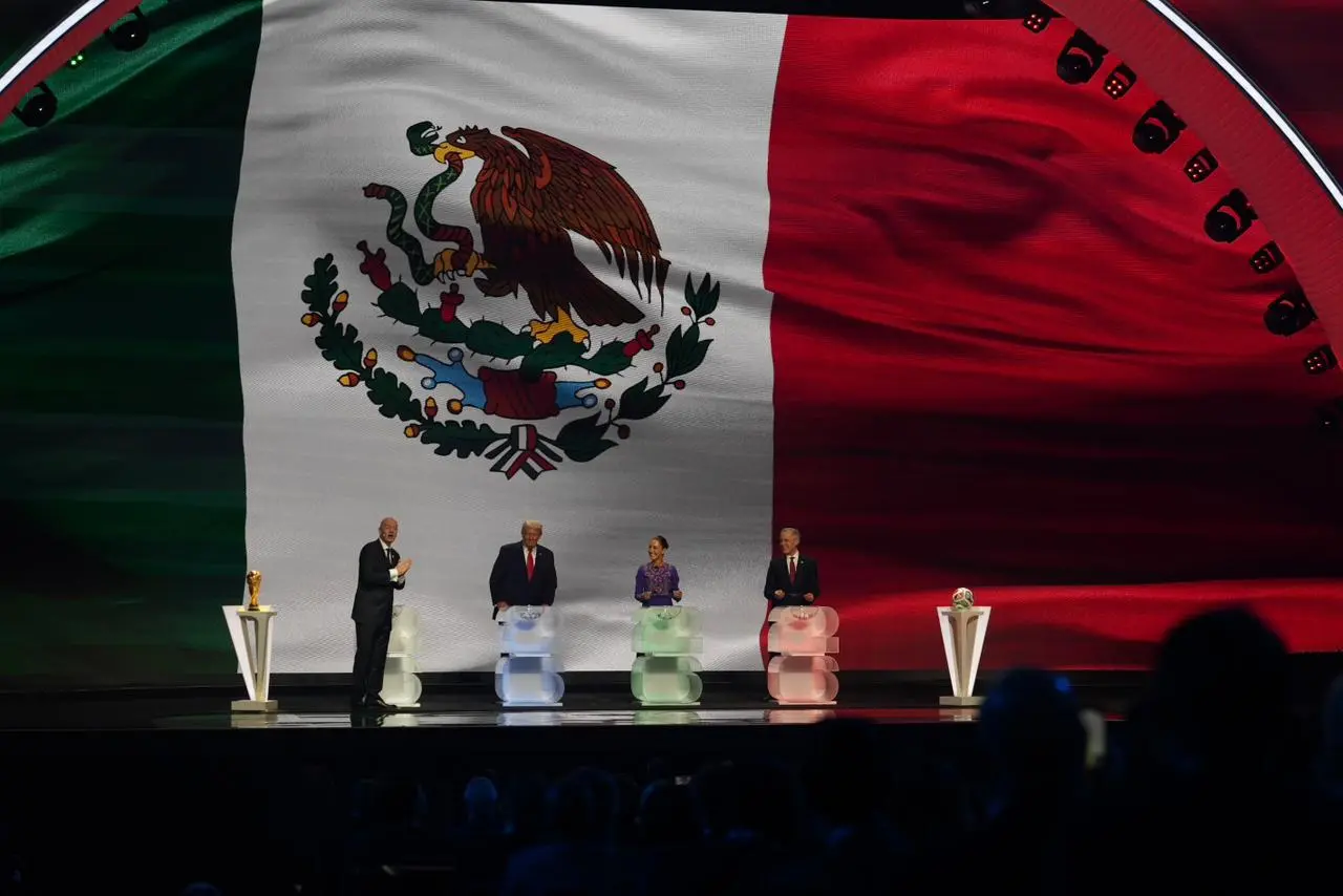 ESTAMOS ORGULLOSOS Y ORGULLOSAS DE RECIBIR POR TERCERA VEZ LA COPA MUNDIAL. TENEMOS UN PUEBLO EXTRAORDINARIO: PRESIDENTA CLAUDIA SHEINBAUM EN SORTEO FIFA 2026