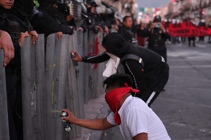 Estudiantes de Ayotzinapa vandalizan Congreso estatal por 10 aniversario de desaparecidos