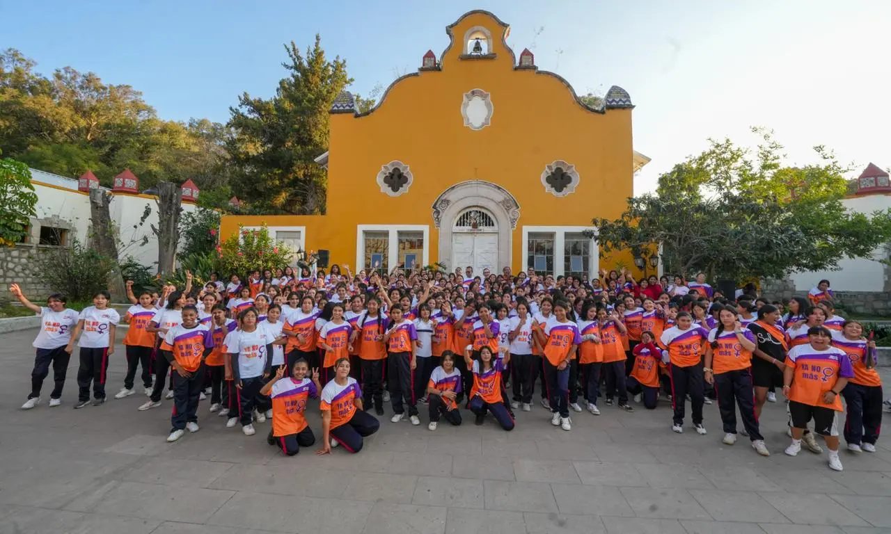 Estudiantes de la Técnica 13 y la UMSNH se pronuncian contra la violencia de género