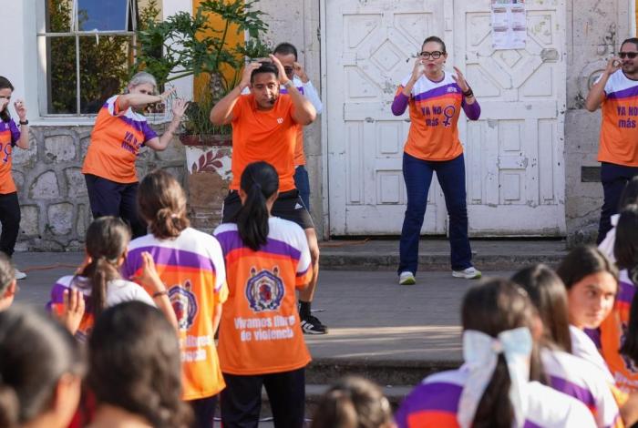 Estudiantes de la Técnica 13 y la UMSNH se pronuncian contra la violencia de género