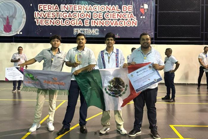 Estudiantes del Cecytem ganan primer lugar en feria internacional de ciencia en Colombia