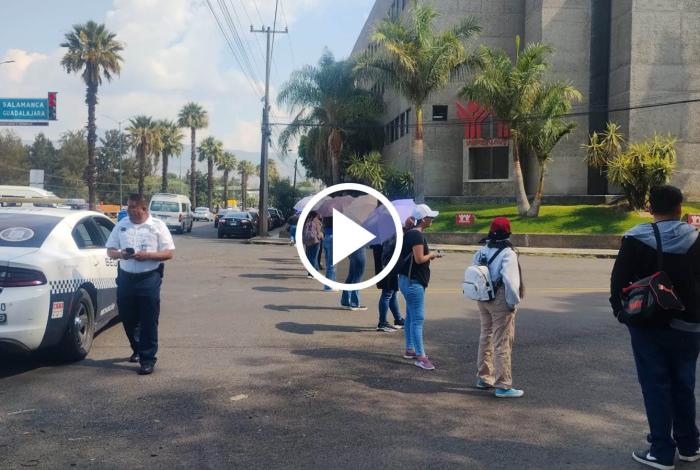 Estudiantes egresados bloquean la Siervo de la Nación en Morelia