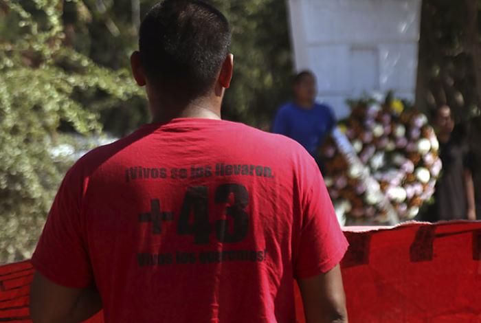 Estudiantes exigen al Gobierno dar respuesta a padres de alumnos de Ayotzinapa