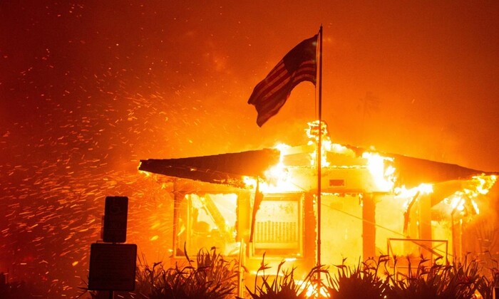 Evacúan a 30 mil personas por incendio forestal en Los Ángeles