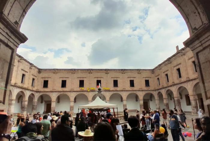 Exigen con arte y “bodorrios” la no mercantilización de recintos culturales en Michoacán