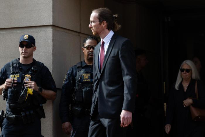 Exjefe del FBI Comey se declara no culpable de cargos de declaración falsa y obstrucción