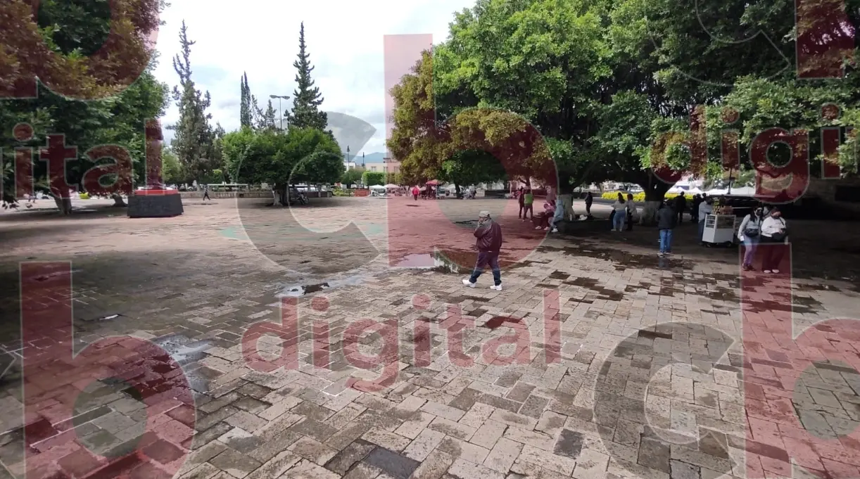 Explanada del IMSS Madero, invadida de indigentes
