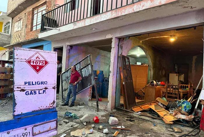 Explosión de gas en Zitácuaro deja un herido y daños severos en una vivienda que almacenaba tanques