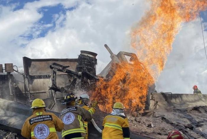 Explosión de pipa en el Puente de la Concordia de CDMX deja cuatro muertos y 90 lesionados