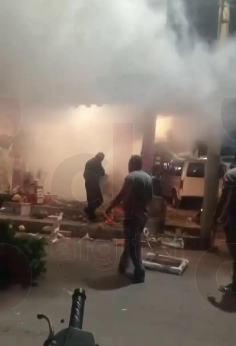 Explosión de pirotecnia desata incendio y destruye una tienda en Sahuayo; bomberos evitan tragedia