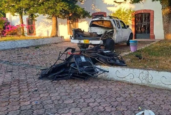 Explosión por pirotecnia destroza camioneta en la población de Huacato