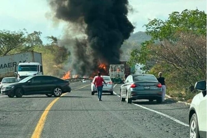 Explotan camiones de carga tras chocar de frente en la Siglo XXI