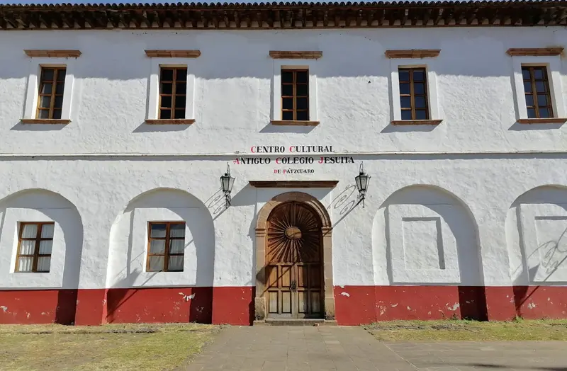 Exposición de arte surrealistas de Ariadna Pineda se presenta en Pátzcuaro