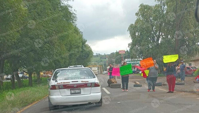 Extrabajadores bloquean la Morelia-Pátzcuaro; exigen liquidación