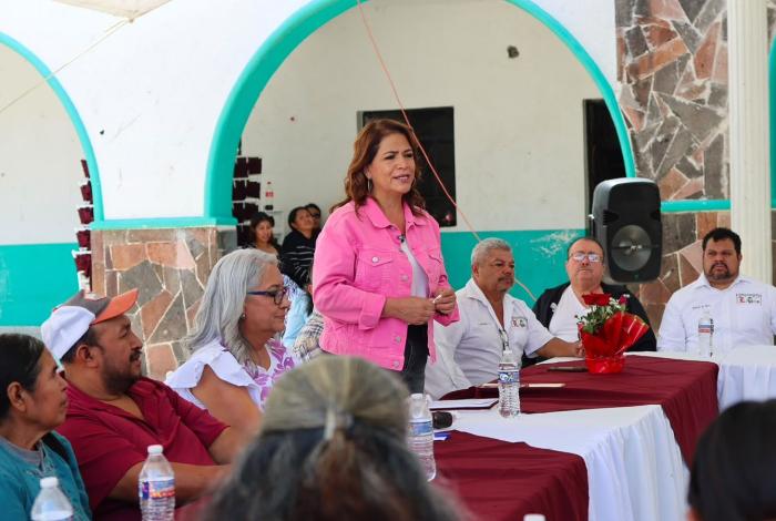 Fabiola Alanís destaca labor de productores de Nochebuena en Michoacán