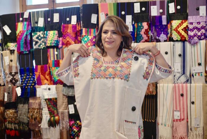 Fabiola Alanís y Toño Mendoza promueven al sector artesanal y llaman a visitar el Tianguis de Domingo de Ramos en Uruapan