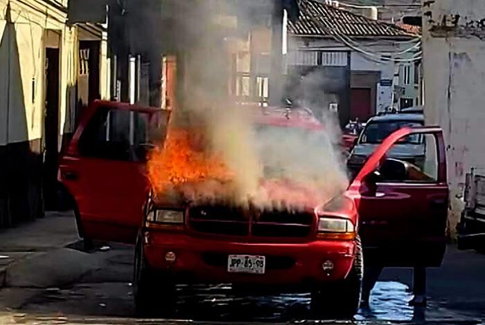 Falla eléctrica provoca incendio de una camioneta en el centro de Quiroga