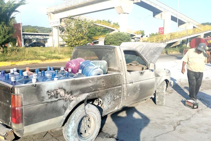 Falla mecánica provoca incendio en camioneta repartidora de agua en Apatzingán