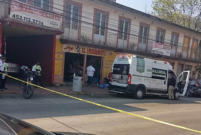 Fallece taxista en el Barrio La Magdalena de Uruapan; se presume que por infarto fulminante