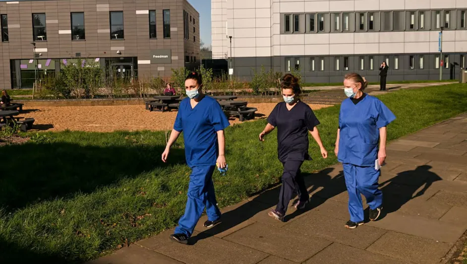 Fallecen dos estudiantes por meningitis en Reino Unido; se esperan más casos