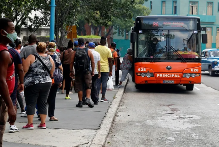 Falta de combustibles en Cuba obliga a reducir traslados nacionales a partir de junio