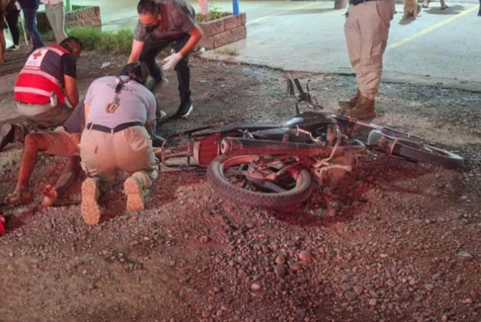 Familia que viajaba en moto sufre aparatoso choque con un taxi, en Huetamo; el niño está grave