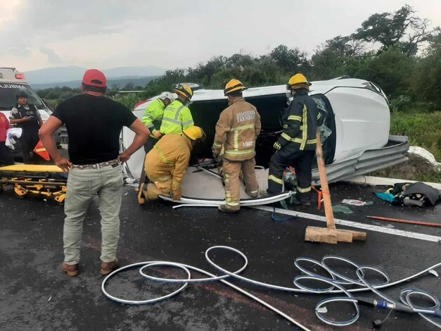 Familia queda herida al volcar camioneta en la Pátzcuaro-Cuitzeo