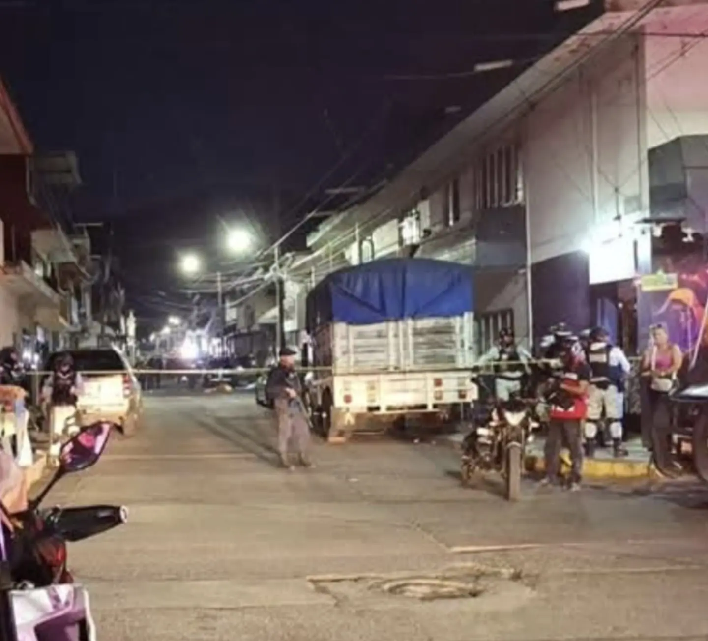 Familiares acuden a identificar al joven asesinado en la colonia Vista Bella