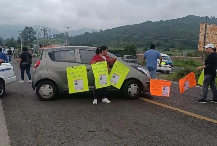 Familiares de Leodegario Ceras bloquean la Pátzcuaro-Quiroga; exigen su aparición